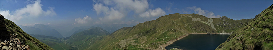 Salendo in Corno Stella vista sul Lago Moro, Montebello, Val Carisole